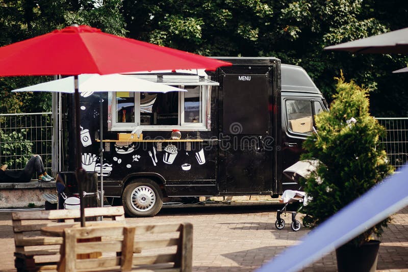 Alimento van truck Camion mobile nero alla moda dell'alimento con gli hamburger e l'alimento asiatico al festival dell'alimento d immagini stock libere da diritti Alimento van truck Camion mobile nero alla moda dell'alimento con gli hamburger e l'alimento asiatico al festival dell'alimento d immagini stock libere da diritti