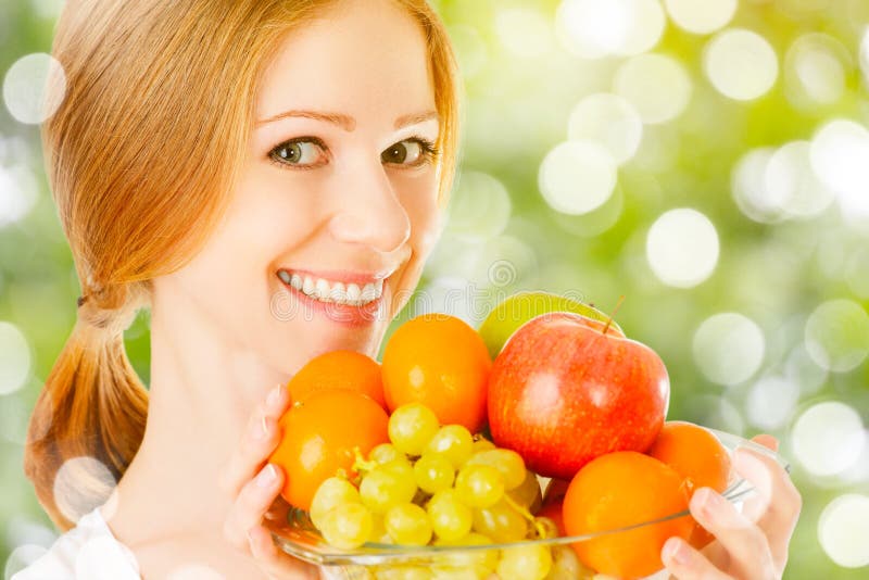 Alimento vegetariano sano mujer feliz con una placa de la fruta en su fotos de archivo libres de regalías Alimento vegetariano sano mujer feliz con una placa de la fruta en su fotos de archivo libres de regalías