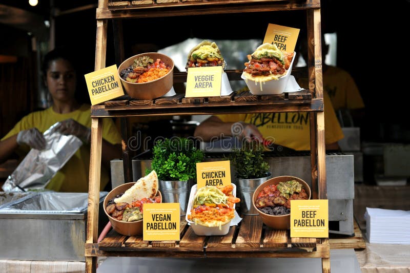 Alimento venezuelano della via a Londra, Inghilterra che serve Pabellon fotografia stock libera da diritti Alimento venezuelano della via a Londra, Inghilterra che serve Pabellon fotografia stock libera da diritti