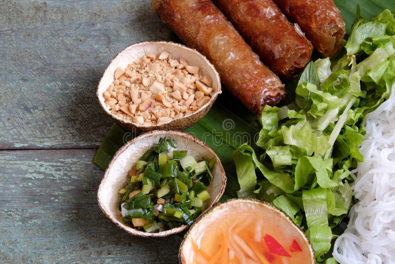 Alimento vietnamiano, rolo de mola, bolo, gio do cha