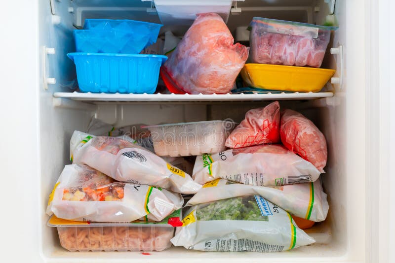 Alimentos Congelados En El Refrigerador Doméstico. Almacenamiento