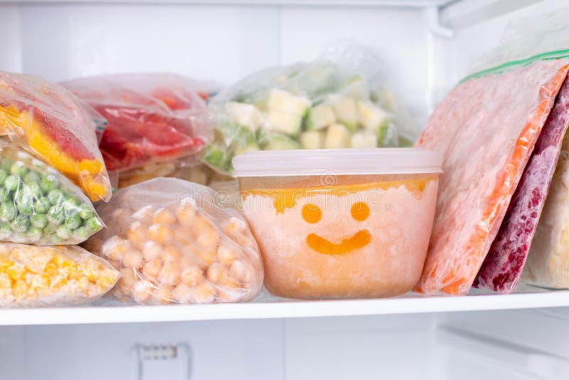 Alimentos congelados no congelador. refeições prontas para sopa de legumes congelados