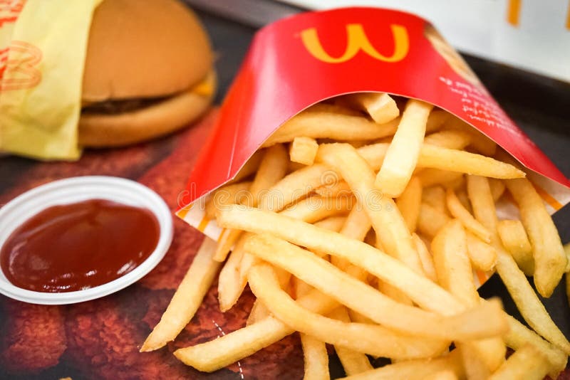 Alimentos de preparación rápida del ` de McDonalds con las fritadas de la patata y la hamburguesa del queso