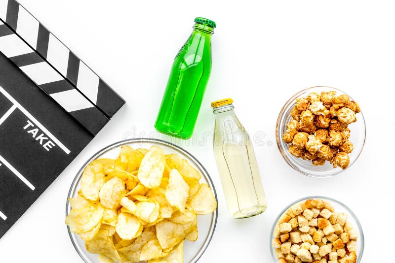 Alimentos de preparación rápida para la película de observación Las patatas a la inglesa, palomitas, bizcochos tostados, beben ce foto de archivo libre de regalías Alimentos de preparación rápida para la película de observación Las patatas a la inglesa, palomitas, bizcochos tostados, beben ce foto de archivo libre de regalías