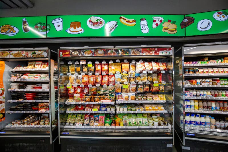 Alimentos e bebidas no auto pronto para comer na loja onze internacional do tipo 7 do supermercado