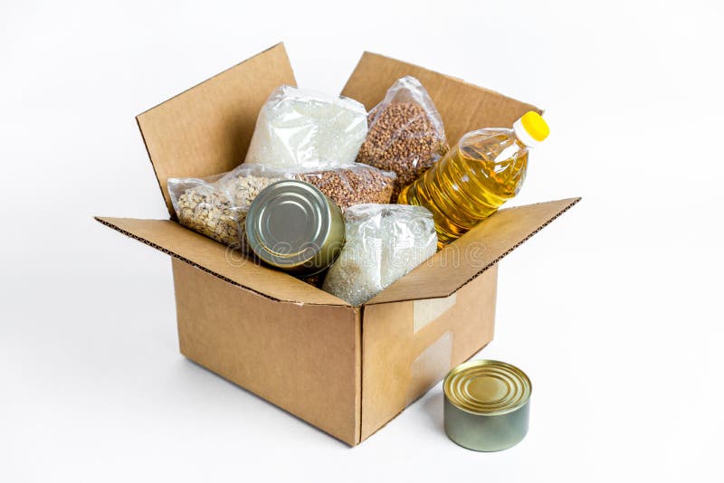Alimentos em caixa de doação de cartão, isolados em fundo branco Existências de produtos essenciais para o período de quarentena imagem de stock Alimentos em caixa de doação de cartão, isolados em fundo branco Existências de produtos essenciais para o período de quarentena imagem de stock