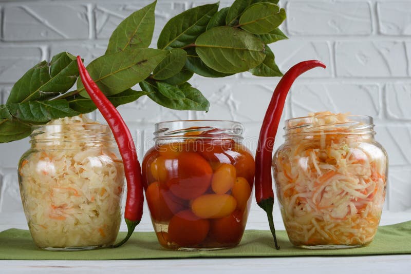 Alimentos fermentados Sauerkraut, tomates salados con fondo blanco Comida vegetariana