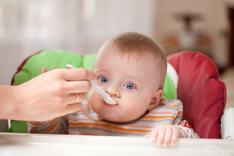 Alimentos para niños que introducen de la madre fotos de archivo libres de regalías Alimentos para niños que introducen de la madre fotos de archivo libres de regalías