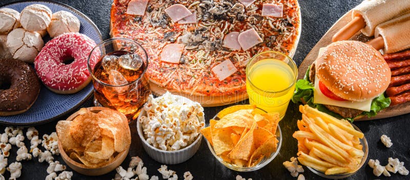 Alimentos que aumentan el riesgo de cáncer. comida chatarra imagen de archivo libre de regalías