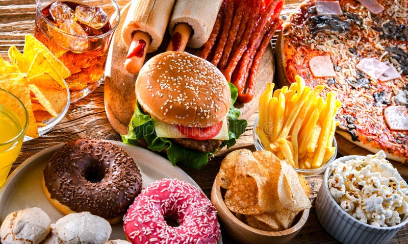 Alimentos que aumentan el riesgo de cáncer. comida chatarra fotos de archivo