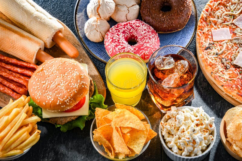 Alimentos que aumentan el riesgo de cáncer. comida chatarra imagen de archivo libre de regalías
