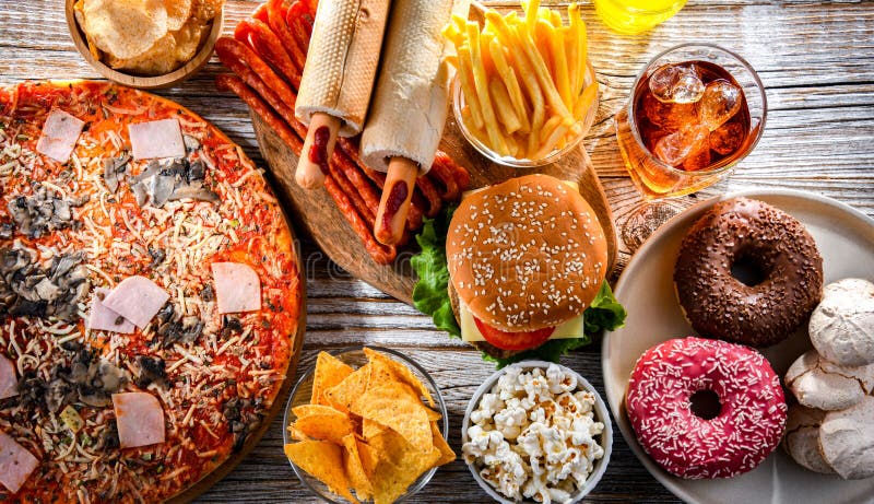 Alimentos que aumentan el riesgo de cáncer. comida chatarra imagenes de archivo