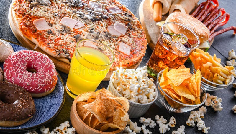 Alimentos que aumentan el riesgo de cáncer. comida chatarra fotos de archivo