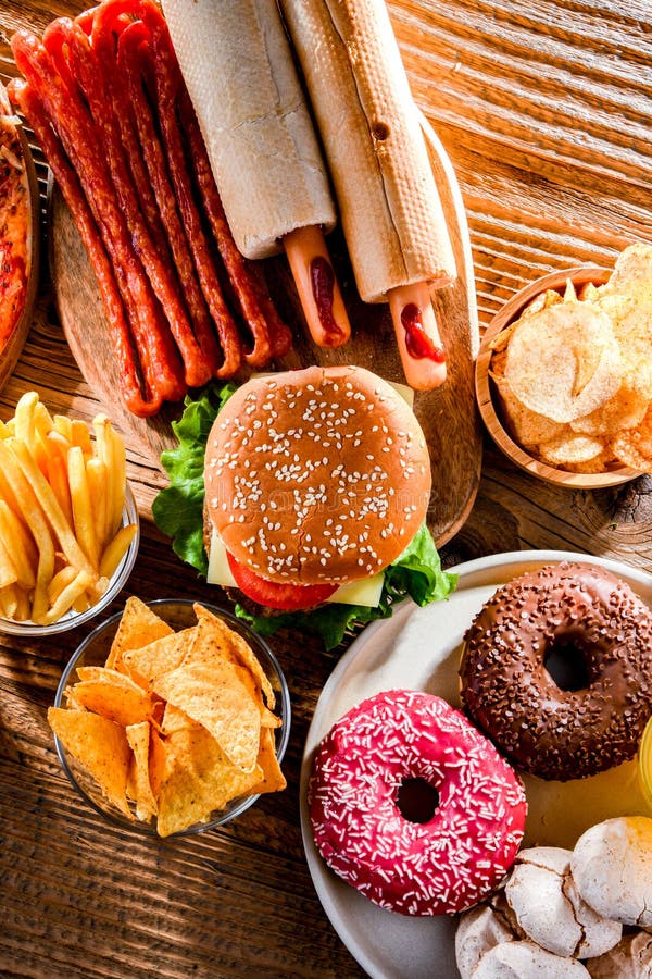 Alimentos que aumentan el riesgo de cáncer. comida chatarra fotos de archivo