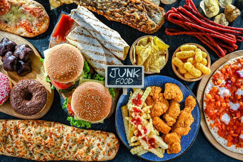 Alimentos que aumentan el riesgo de cáncer. comida chatarra foto de archivo