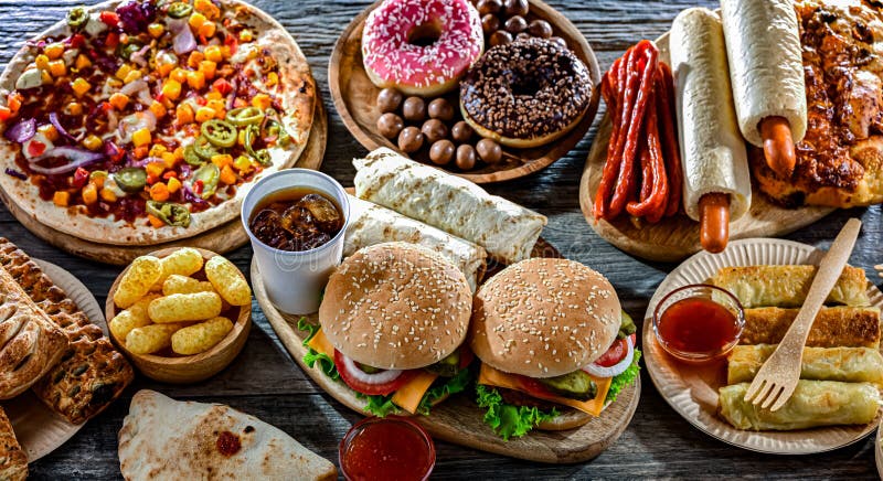 Alimentos que aumentan el riesgo de cáncer. Comida chatarra imagen de archivo libre de regalías