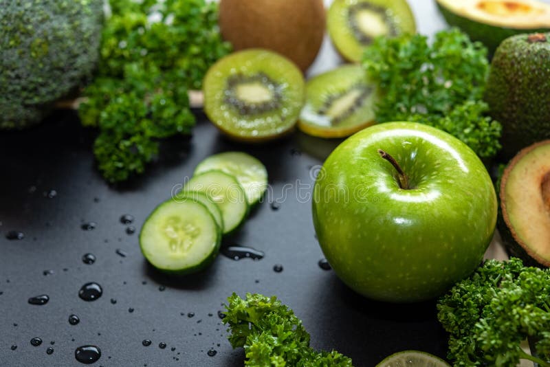 Alimentos sanos Verdura verde org?nica y fresca para la p?rdida del detox, de la dieta y de peso en el de madera viejo