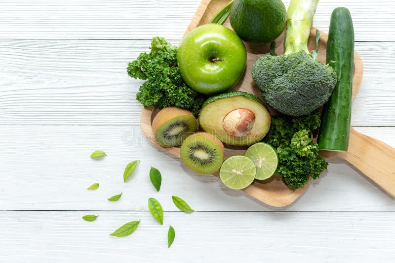 Alimentos saudáveis Vegetal verde orgânico e fresco para a perda da desintoxicação, da dieta e de peso no de madeira branco