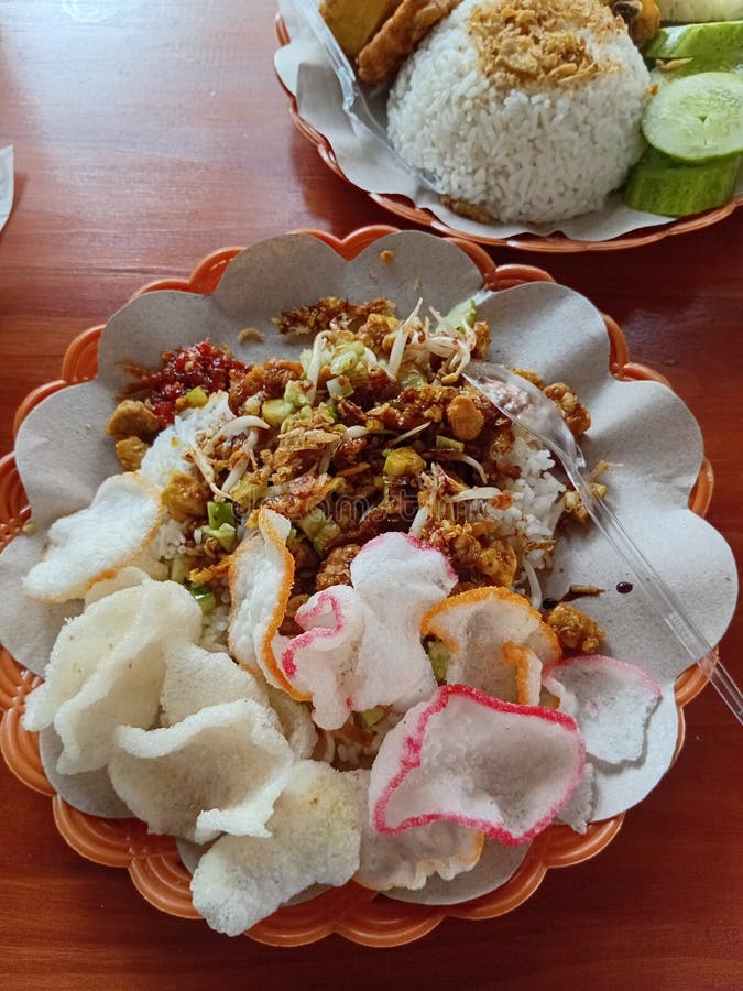 Comida tradicional indonésia: Nasi Lengko foto de stock royalty free