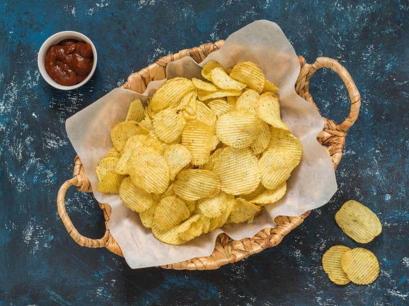 Aliments de préparation rapide américains populaires, casse-croûte de bière Pommes chips ondulées photographie stock libre de droits Aliments de préparation rapide américains populaires, casse-croûte de bière Pommes chips ondulées photographie stock libre de droits