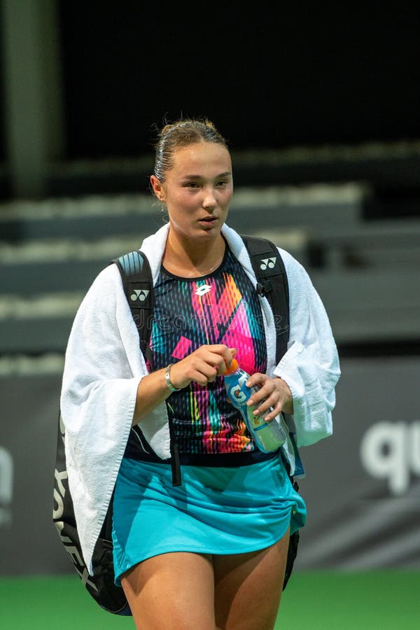 Alina charaeva της ρωσίας σε δράση κατά της sabine liδηλώνουν τη γερμανία κατά τη διάρκεια της credit andorra open women τένις ass στοκ εικόνες