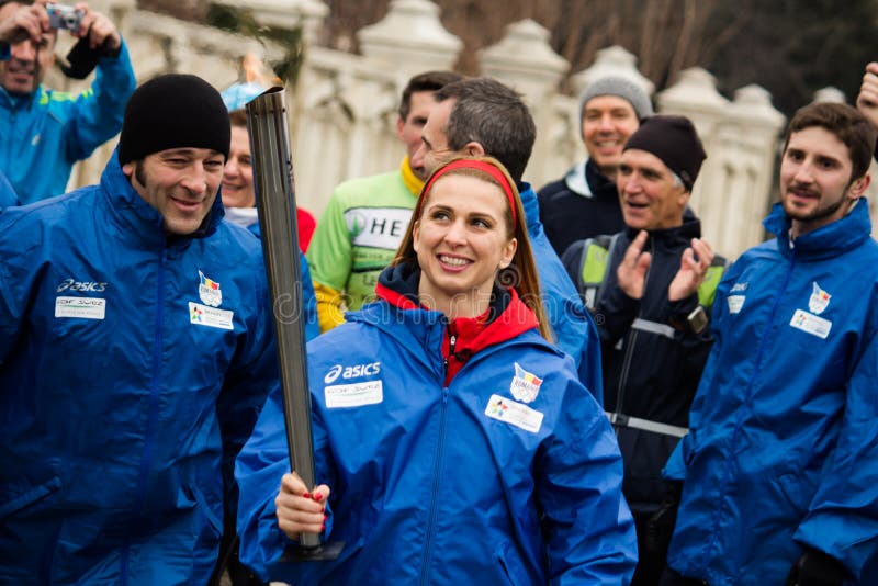 Alina Dumitru con la torcia olimpica immagine stock libera da diritti Alina Dumitru con la torcia olimpica immagine stock libera da diritti