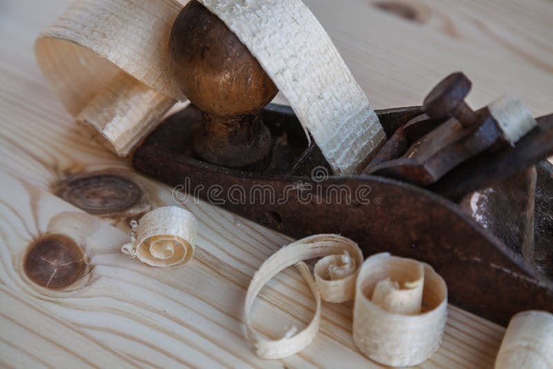 Alisadora de madera en el taller de la carpinter?a fotografía de archivo libre de regalías Alisadora de madera en el taller de la carpinter?a fotografía de archivo libre de regalías