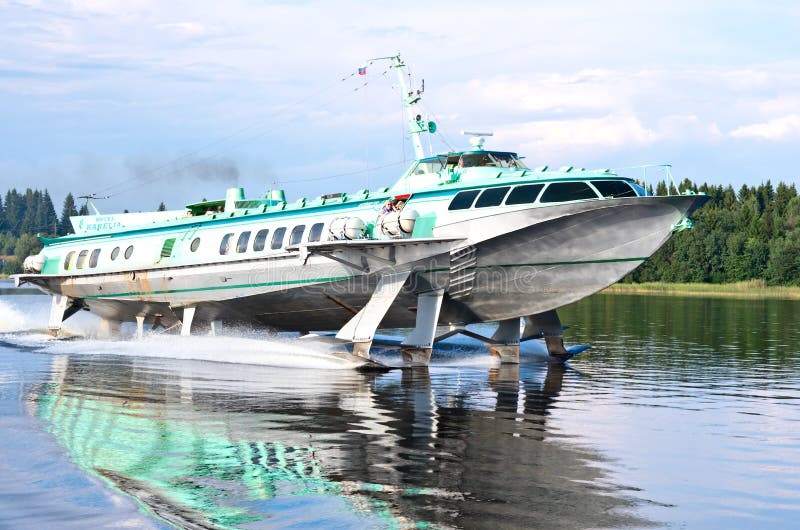 Aliscafo del motoscafo del passeggero sul lago Onego, Russia fotografia stock libera da diritti