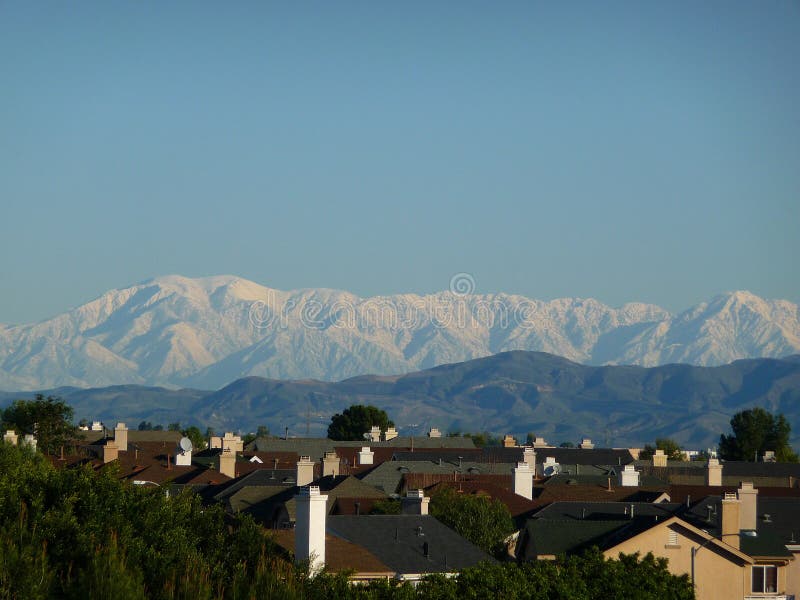 Aliso Viejo e neve Mt San Antonio fotografia stock libera da diritti Aliso Viejo e neve Mt San Antonio fotografia stock libera da diritti