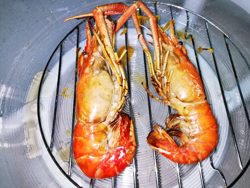 Aliste las gambas frescas grandes fluidas en horno imagen de archivo