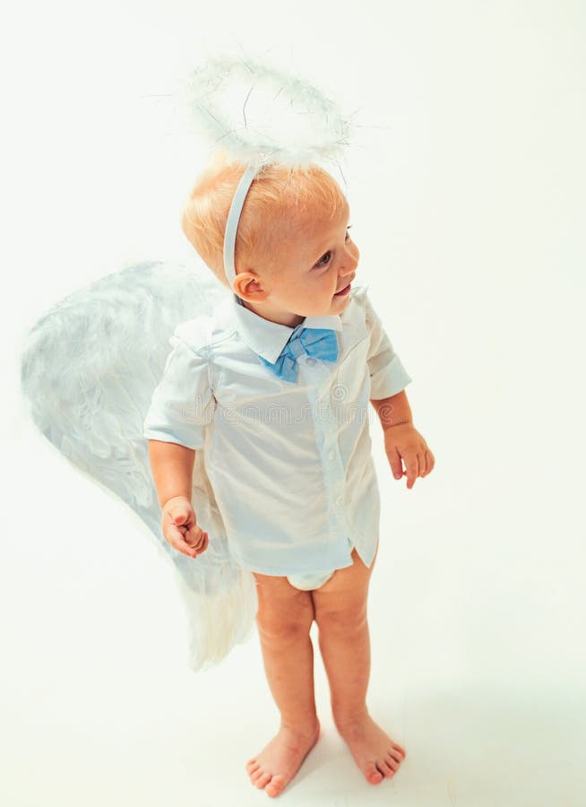 Cupido bebé sonriente en un disfraz de ángel con alas, arco y flechas