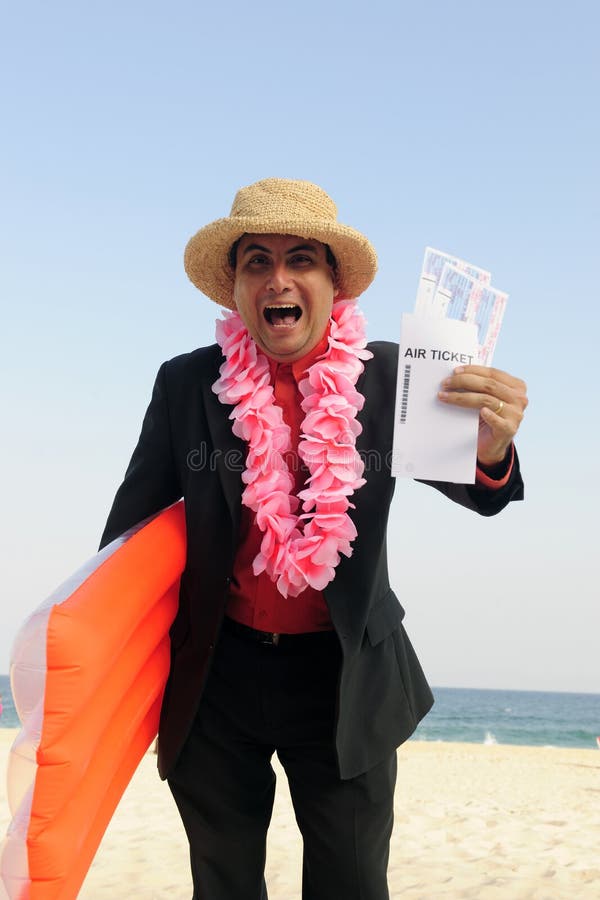 Aliste por un día de fiesta: hombre de negocios en la playa fotografía de archivo libre de regalías