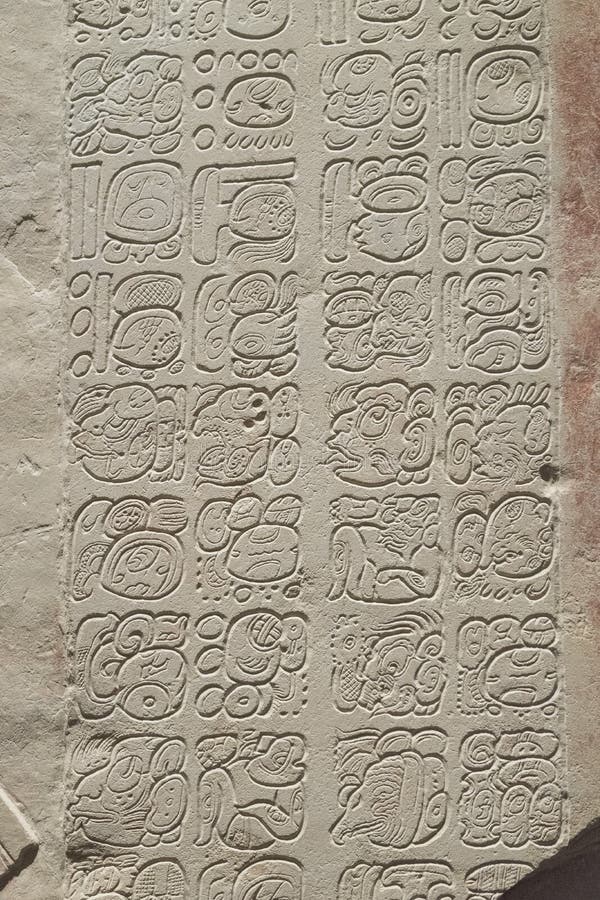 Alivio bajo de la talla de piedra maya, arte de la civilización del maya