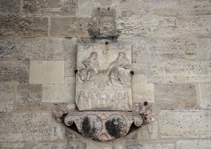 Alivio fascinante en la pared exterior de la catedral de St Stephen, Viena, Austria imagenes de archivo Alivio fascinante en la pared exterior de la catedral de St Stephen, Viena, Austria imagenes de archivo