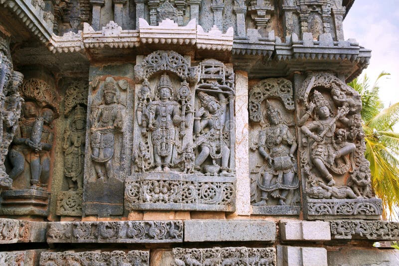 Alivios adornados del panel de pared que representan flecha del tiroteo izquierdo de Harihara, de Arjuna en los pescados, un drum foto de archivo Alivios adornados del panel de pared que representan flecha del tiroteo izquierdo de Harihara, de Arjuna en los pescados, un drum foto de archivo