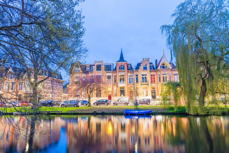 Alkmaar, Nederland Mooie nachtmening van huizen over kanaal royalty-vrije stock fotografie Alkmaar, Nederland Mooie nachtmening van huizen over kanaal royalty-vrije stock fotografie