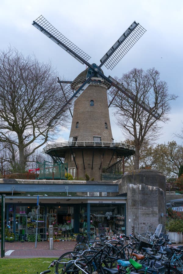 Alkmaar Nederländerna - April 12, 2019: Härlig traditionell holländsk väderkvarn i Alkmaar, Nederländerna arkivbilder Alkmaar Nederländerna - April 12, 2019: Härlig traditionell holländsk väderkvarn i Alkmaar, Nederländerna arkivbilder