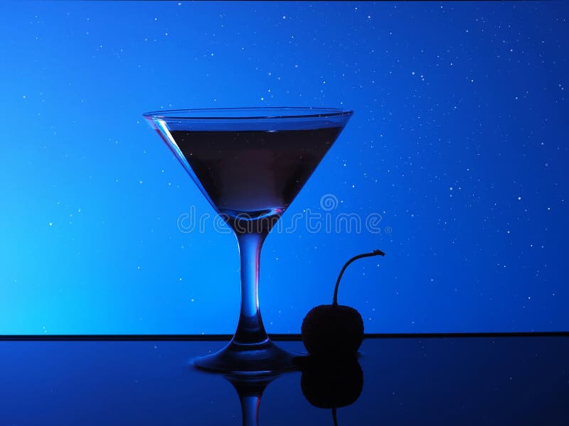 Alkoholcoctail i vatten på bakgrund för natthimmel arkivfoto Alkoholcoctail i vatten på bakgrund för natthimmel arkivfoto
