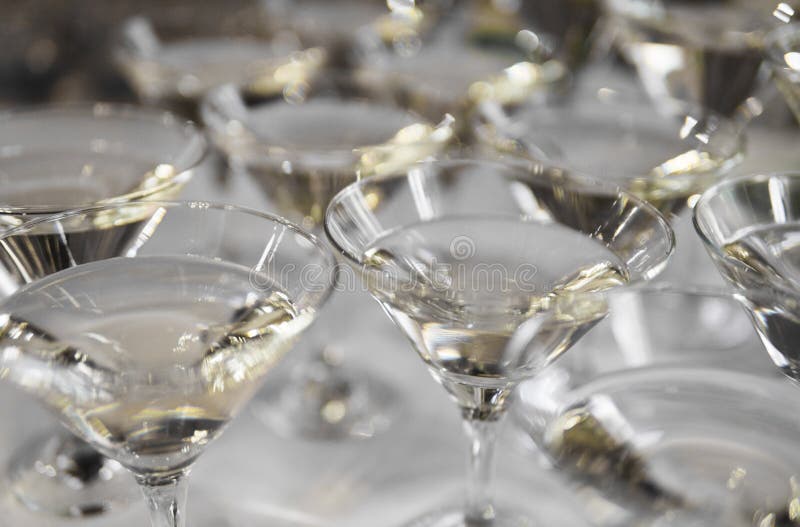 Alkoholcoctailar, martini, vodka och andra på den dekorerade sköta om buketttabellen på händelse eller bröllop för öppen luft royaltyfri foto Alkoholcoctailar, martini, vodka och andra på den dekorerade sköta om buketttabellen på händelse eller bröllop för öppen luft royaltyfri foto
