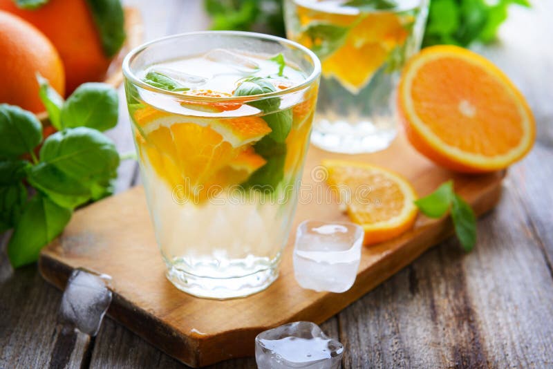 Alkoholfreies Getränk des kalten Sommers mit Orange und Basilikum