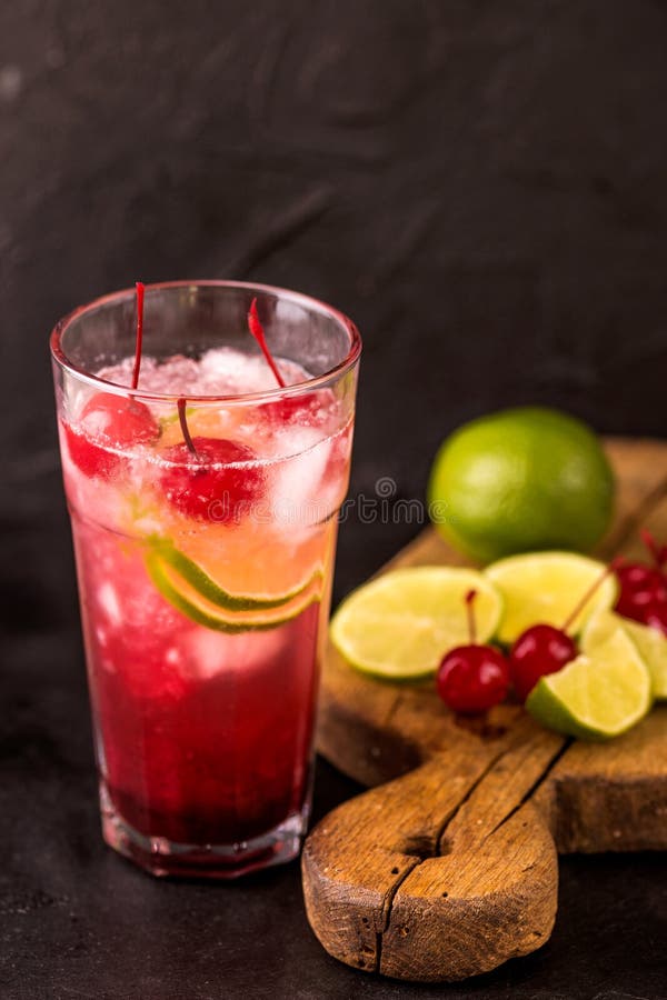Alkoholiczny koktajl kwaśnej wiśni dżin lub ganeczka śpioszek lemoniada obrazy stock Alkoholiczny koktajl kwaśnej wiśni dżin lub ganeczka śpioszek lemoniada obrazy stock