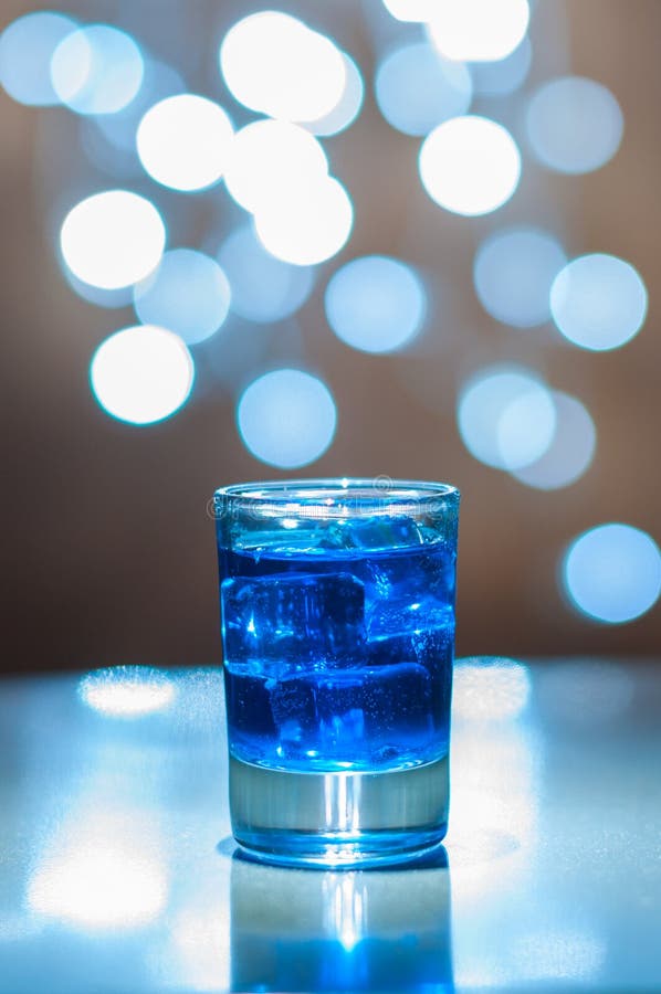 Blauer Alkohol Oder Alkoholfreies Cocktail Mit Stroh Stockfoto - Bild ...