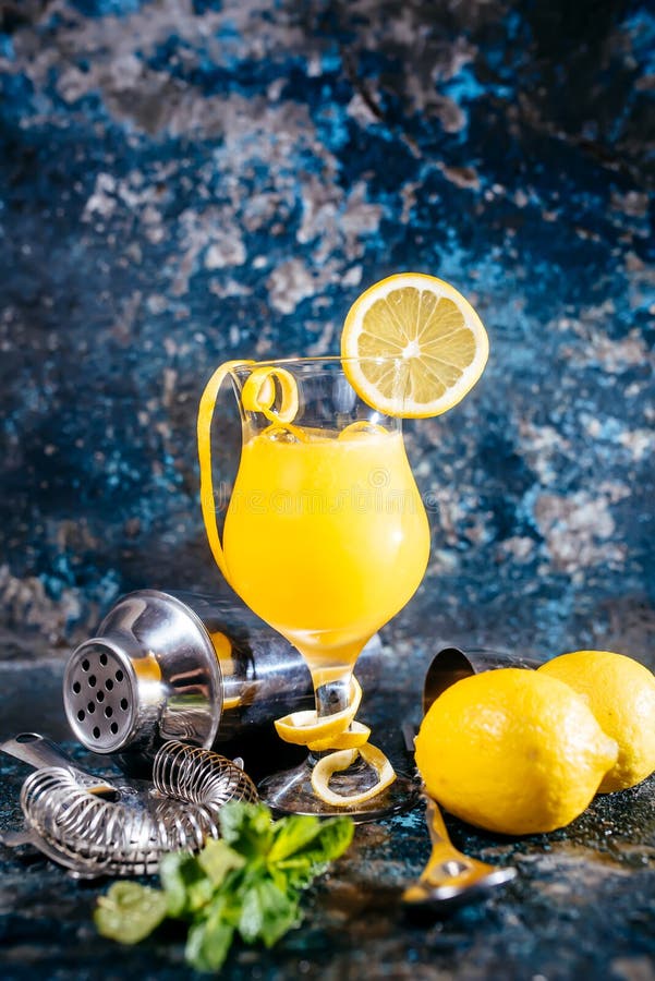 alkoholisches Cocktail, Erfrischungsgetränk mit Wodka und Zitronen dienten an der Bar