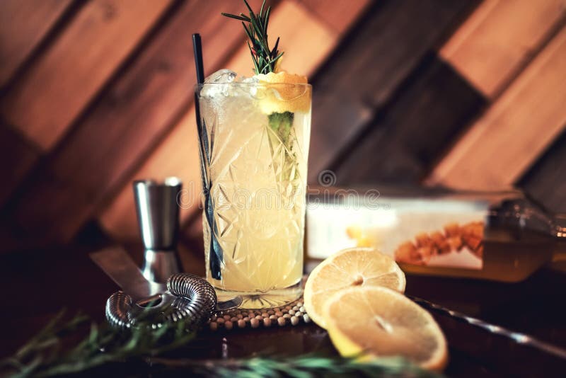 Alkoholiserad coctail för gin och för uppiggningsmedel med limefrukt och is som tjänas som som uppfriskningdrinken i lokal bar Pa