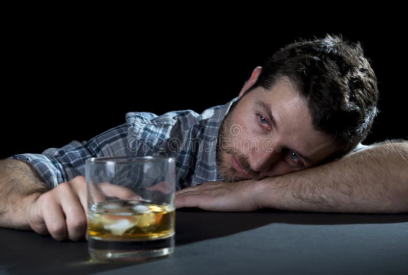 Alkoholiserad knarkareman som drickas med whiskyexponeringsglas i alkoholismbegrepp royaltyfri bild Alkoholiserad knarkareman som drickas med whiskyexponeringsglas i alkoholismbegrepp royaltyfri bild