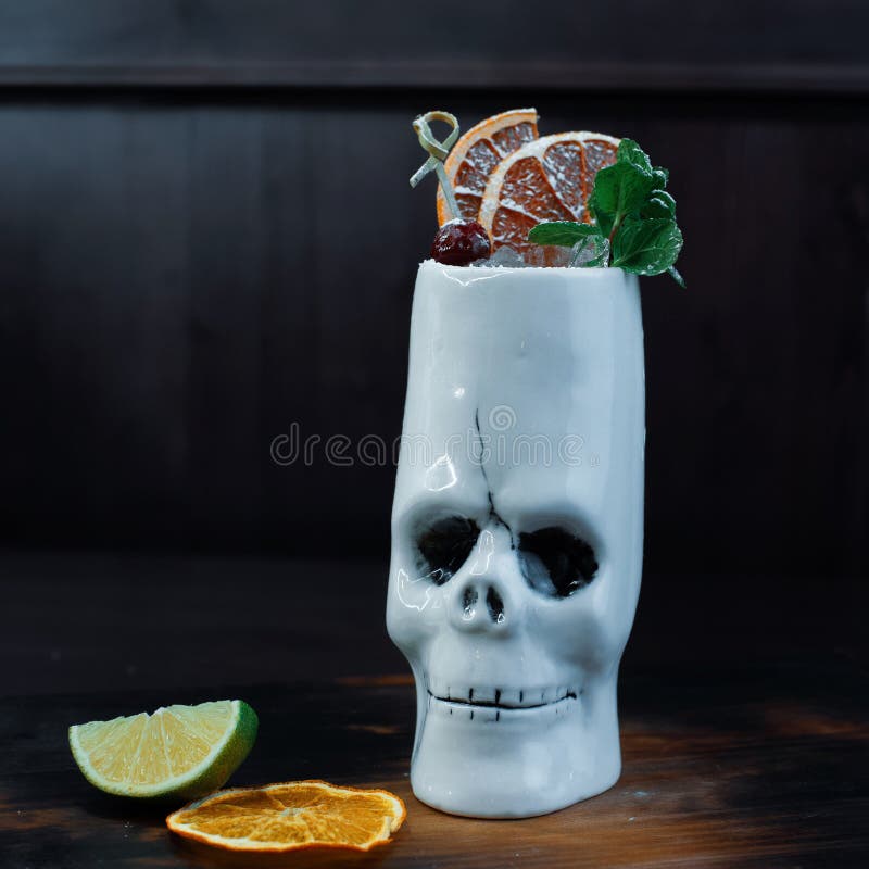 Alkoholiserad söt coctail ’kryddig grapefrukt ’, fotografering för bildbyråer Alkoholiserad söt coctail ’kryddig grapefrukt ’, fotografering för bildbyråer