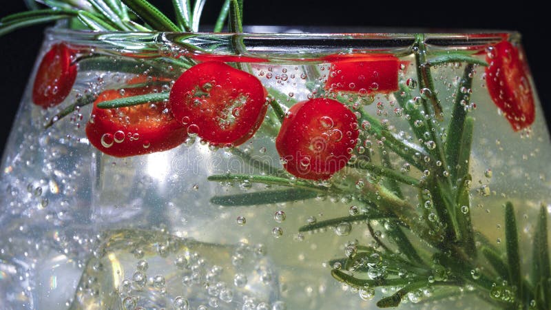 Alkoholisten coctailen, rosmarin, chilipeppar, vodka, tequilaen, gin, makro sköt, stången, restaurangen, menyn, matställen, parti fotografering för bildbyråer Alkoholisten coctailen, rosmarin, chilipeppar, vodka, tequilaen, gin, makro sköt, stången, restaurangen, menyn, matställen, parti fotografering för bildbyråer
