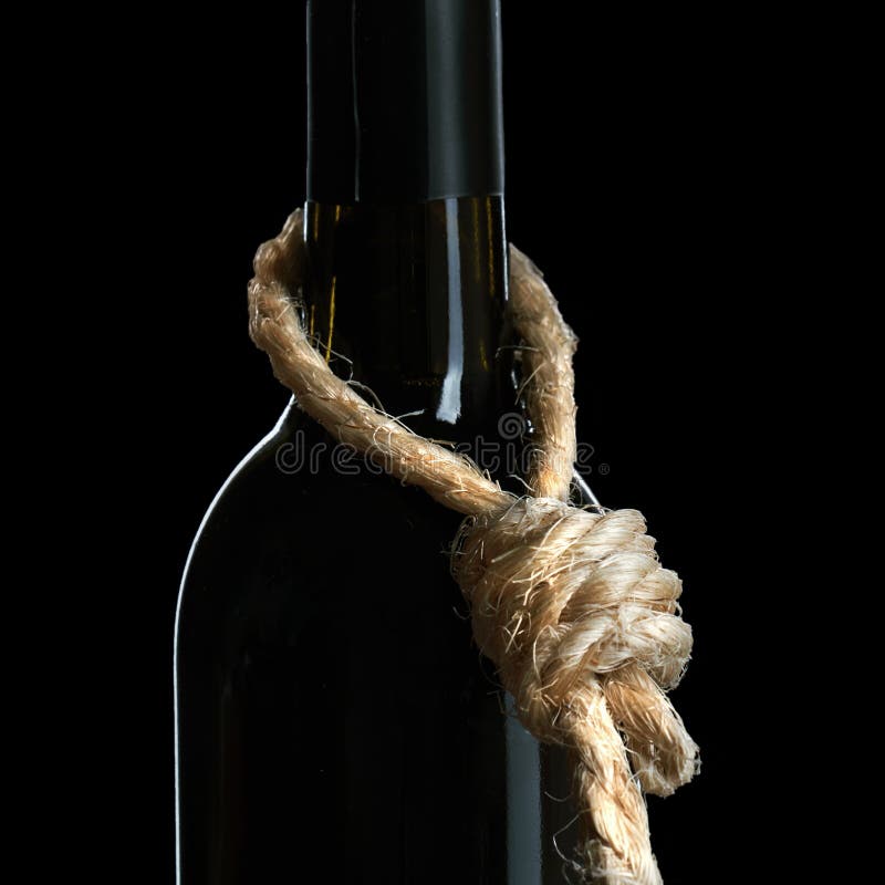 Alkoholizmu pojęcie Butelka winograd z linową pętlą na szyi symbolizuje że alkoholizm jest samobójstwem zdjęcie royalty free Alkoholizmu pojęcie Butelka winograd z linową pętlą na szyi symbolizuje że alkoholizm jest samobójstwem zdjęcie royalty free