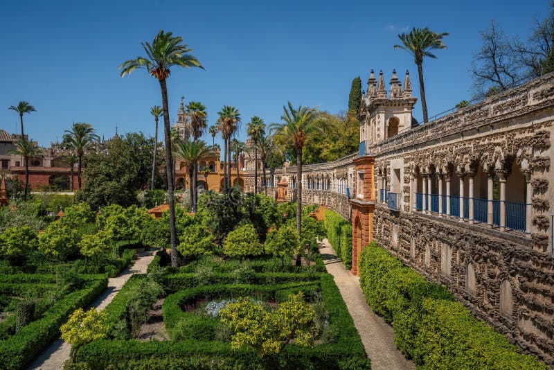 Alkoholträdgården och galleriet av grotesques på det alcazarska kungalatset i Sevilla-spain royaltyfri fotografi