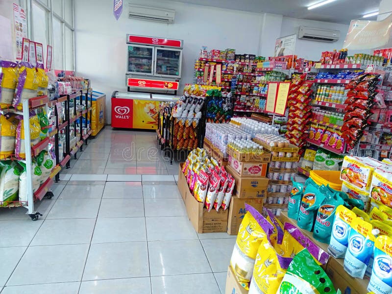 Allée Avec Articles Ménagers En Plastique Dans Une Quincaillerie. Un Grand  Magasin D'amélioration De La Maison Avec Photo stock - Image du couleur,  affaire: 243700252